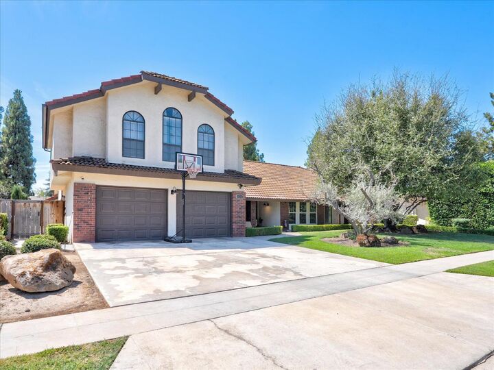 Property Photo:  805 E Kelso  CA 93720 