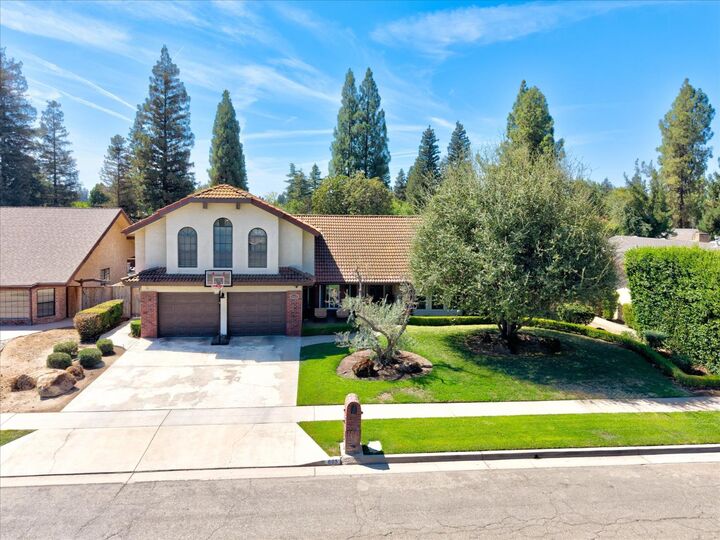 Property Photo:  805 E Kelso  CA 93720 