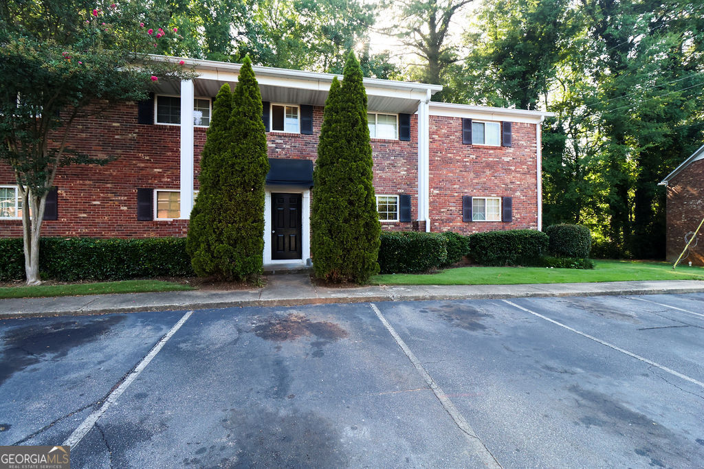 Property Photo:  195 Sycamore Drive Apt B14  GA 30606 