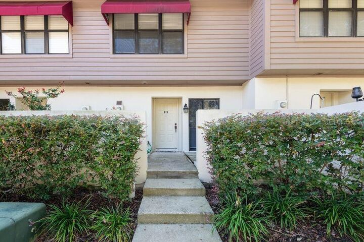 Property Photo: 819 Oak Park Place FL 33511