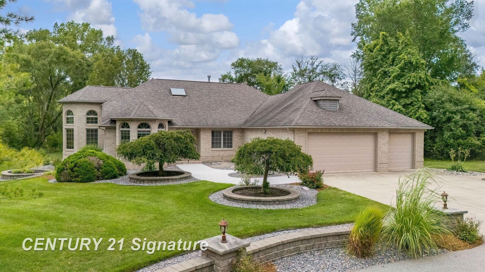 Property Photo:  5790 Dunrovin Drive  MI 48638 