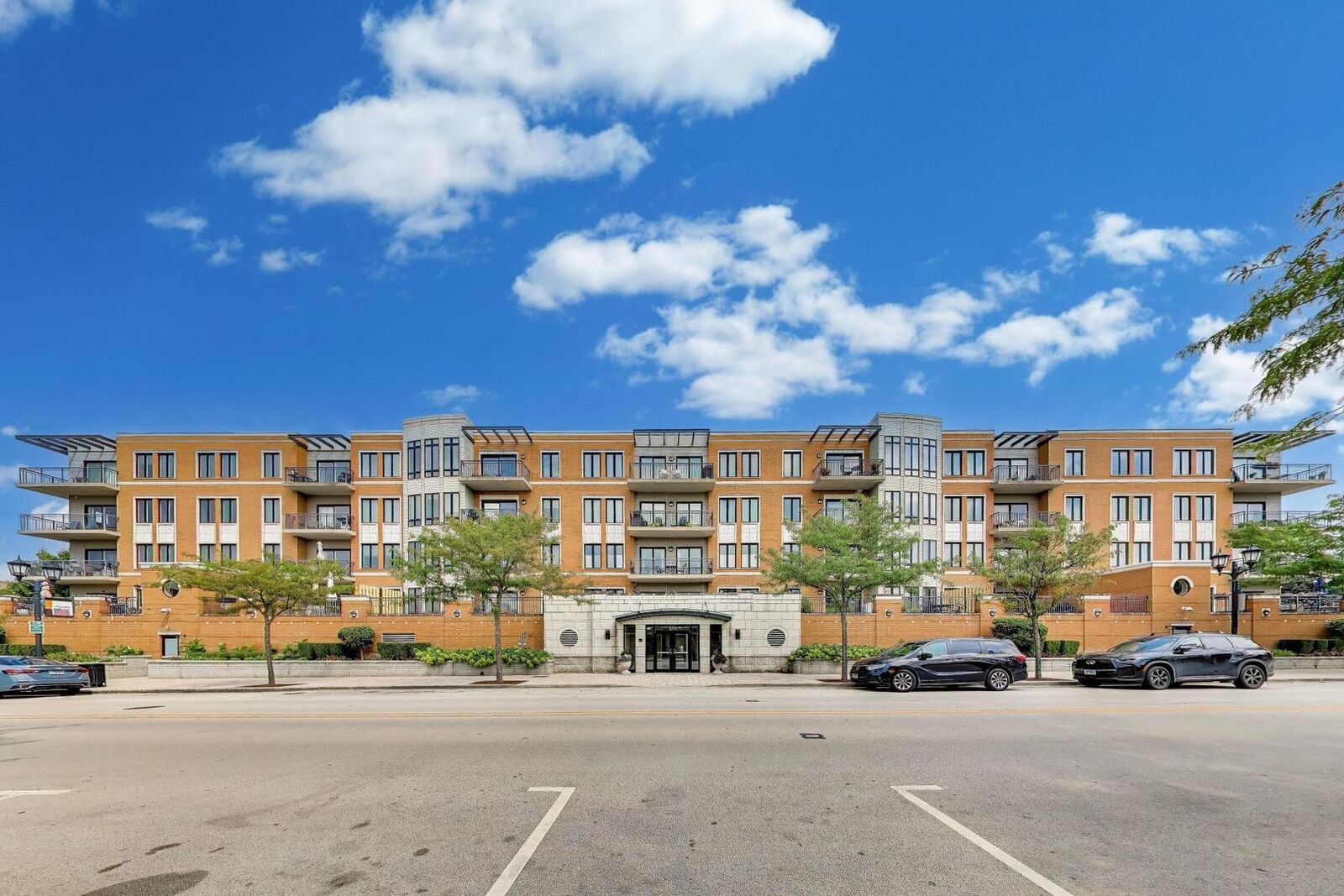 Property Photo:  135 S York Street 520  IL 60126 