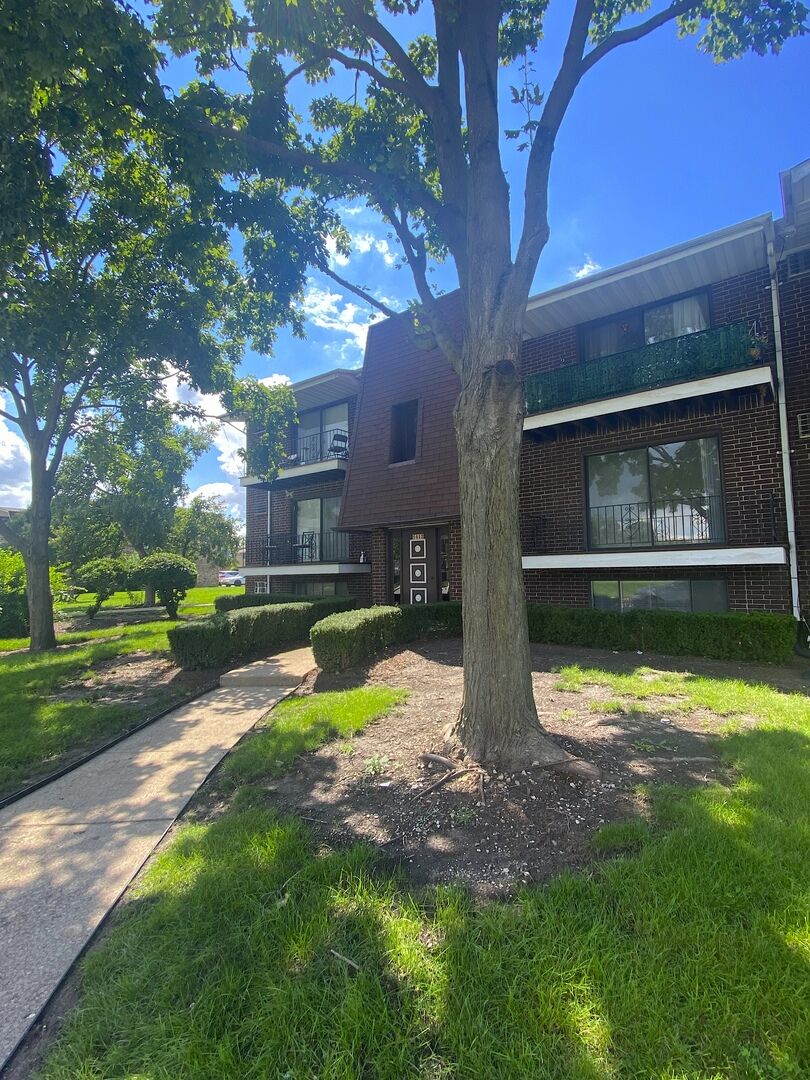 Property Photo: 1412 Willow Lane 2 IL 60559