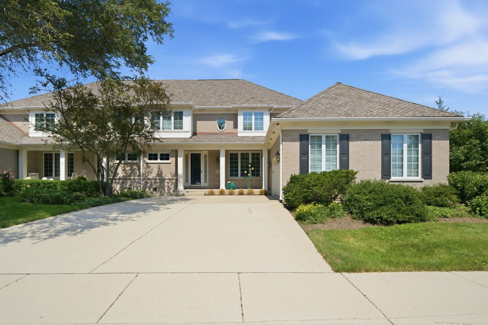 Property Photo:  2004 Claridge Court  IL 60062 