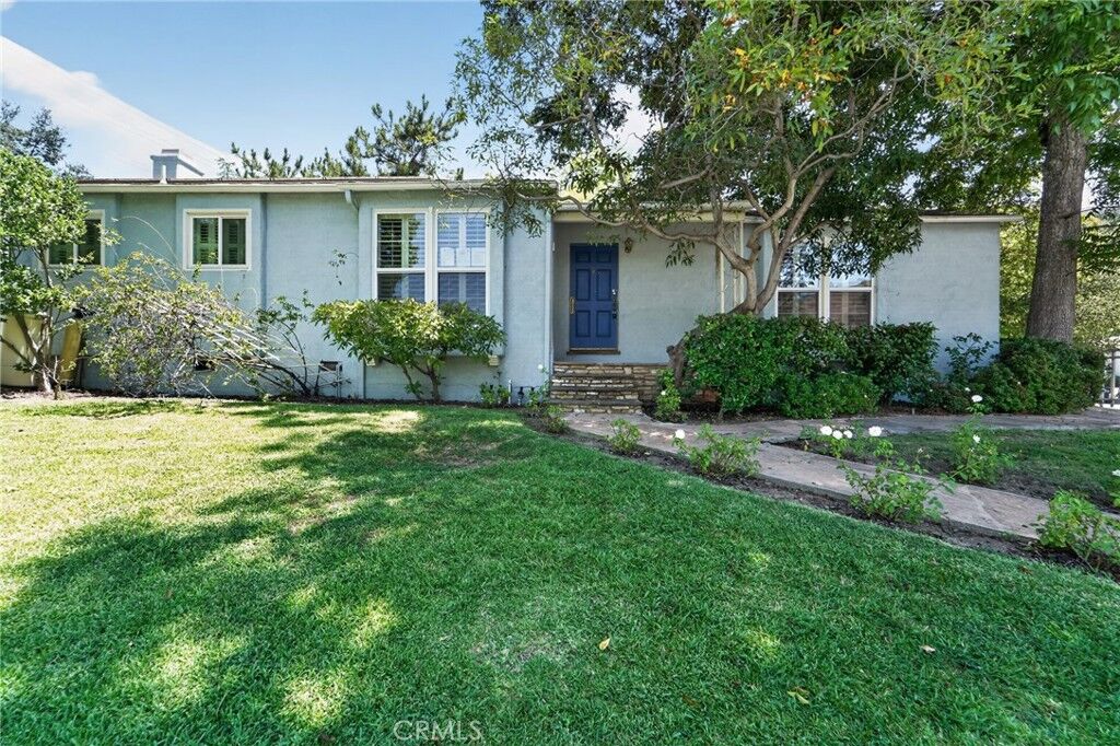 Property Photo:  2201 E Glenoaks  CA 91206 