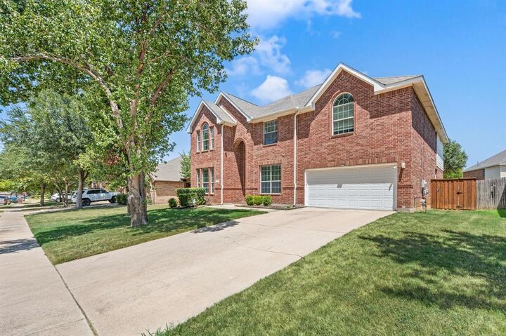 Property Photo: 1302 Parkside Drive TX 76063