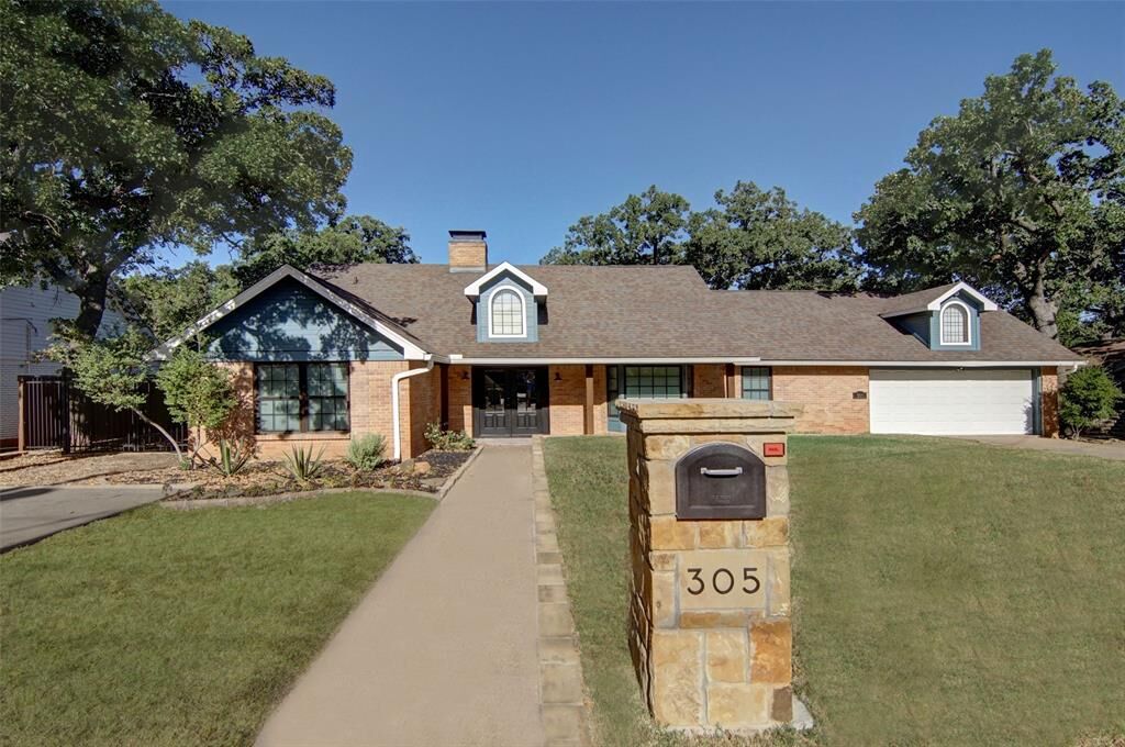 Property Photo: 305 NW 7th Avenue TX 76067