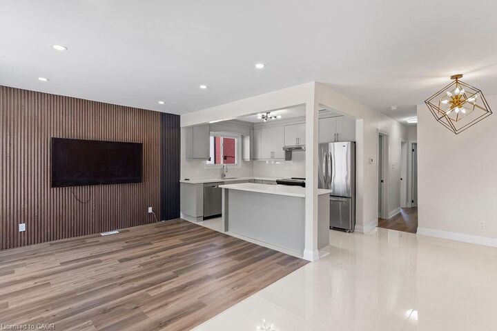 Property Photo:  73 Adair Avenue S  ON L8K 3S4 