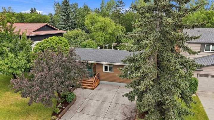 Property Photo: 6 Varcourt Place NW AB T3A 0G8