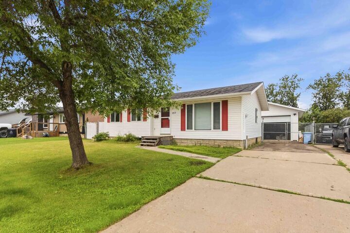157 Rogers Crescent — photo 1