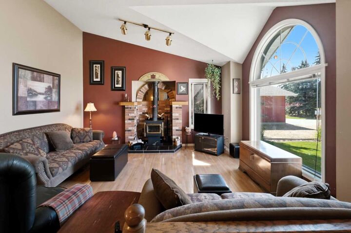 Property Photo: 10 Petticoat Lane AB T4L 1T6
