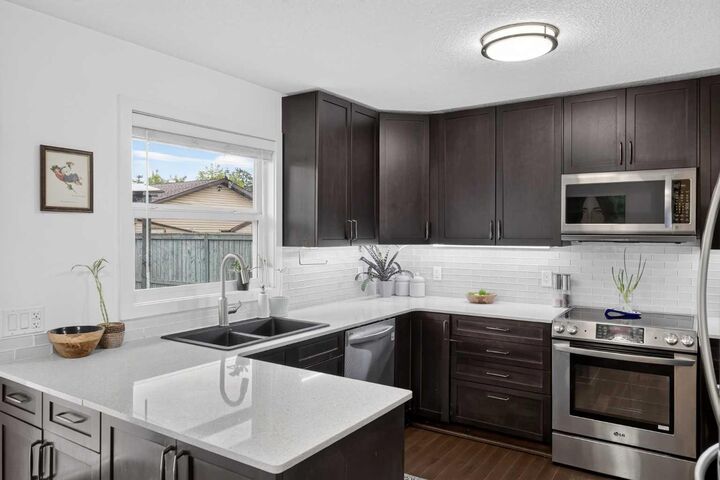 Property Photo:  6324 Bowmont Crescent NW  AB T3B 2H4 