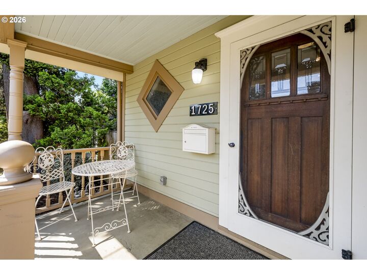 Property Photo:  1725 N Sumner St  OR 97217 