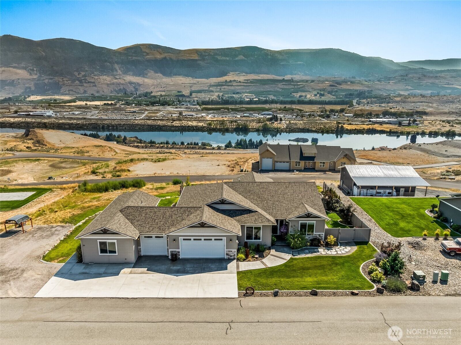 Property Photo: 28 13th Street SE WA 98802
