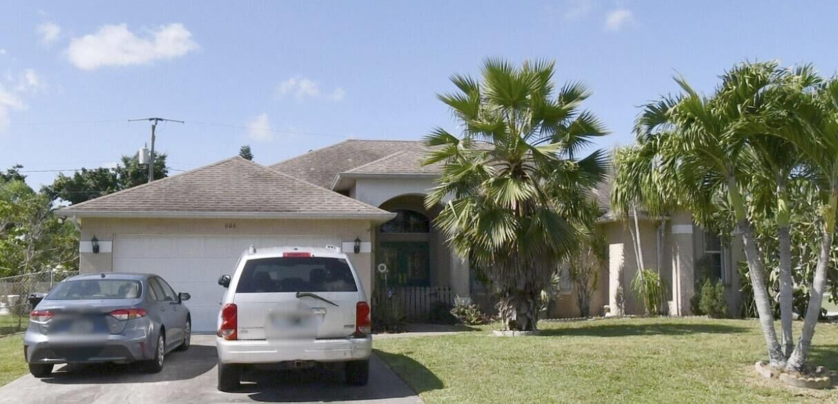 Property Photo: 606 SE Stow Terrace FL 34984