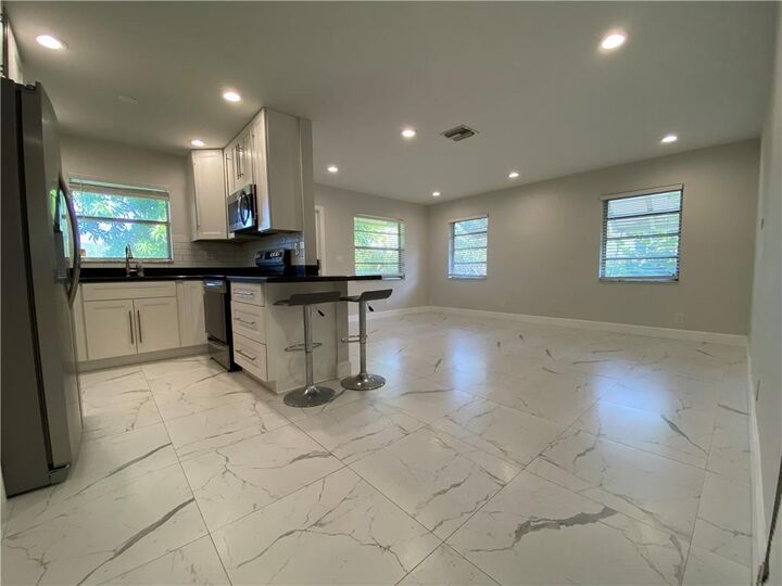 Property Photo:  624 NE 10th Avenue 5  FL 33304 