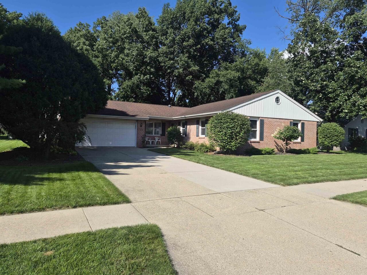 Property Photo:  3211 Briar Crest Drive  WI 53546 