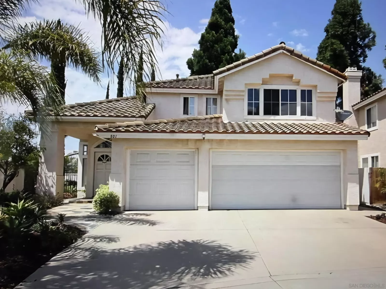 Property Photo: 801 Mosaic Cir CA 92057