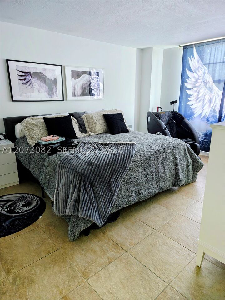 Property Photo:  2333 Brickell Ave 2814  FL 33129 