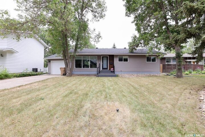 Property Photo: 34 Elmwood Place SK S4S 5M3