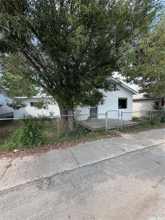 Property Photo: 537 Churchill Street SK S0E 0Y0