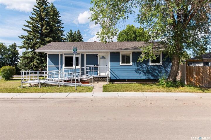 Property Photo:  902 Steeves Avenue  SK S7L 5N4 