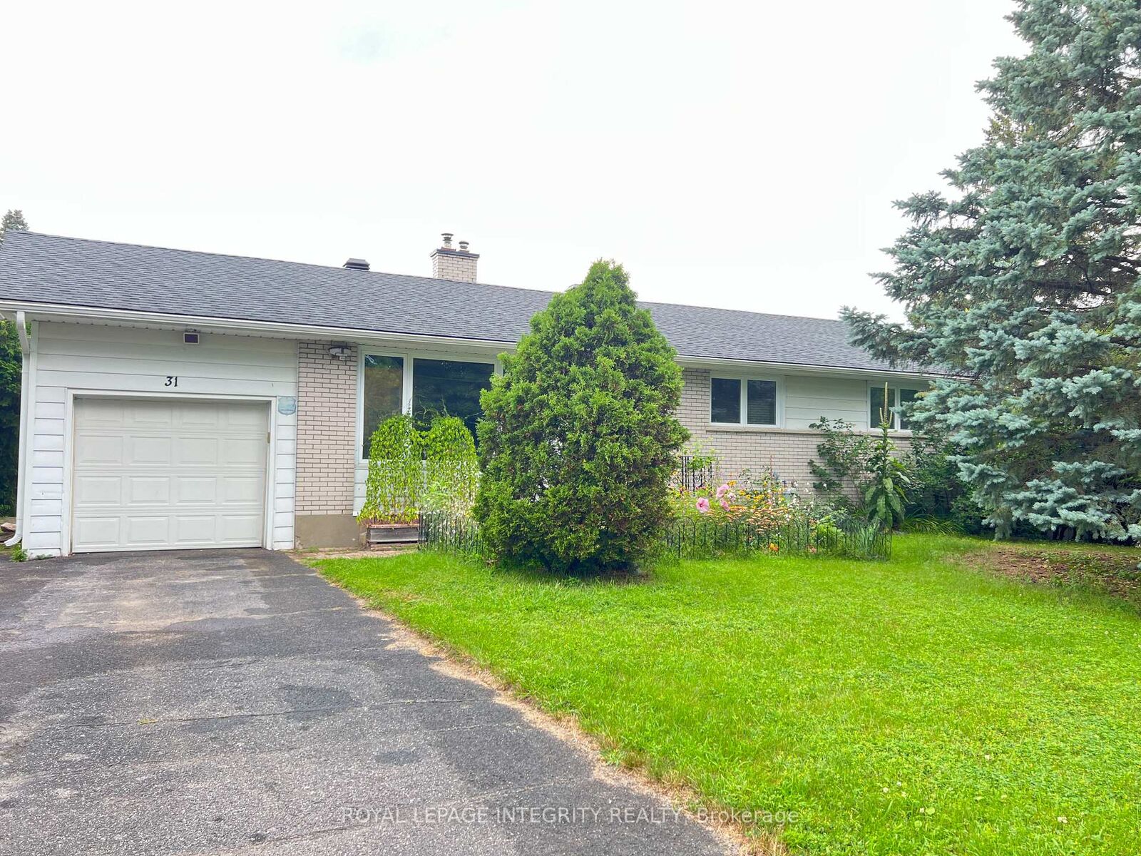 Property Photo:  31 Gary Avenue  ON K2G 3L2 