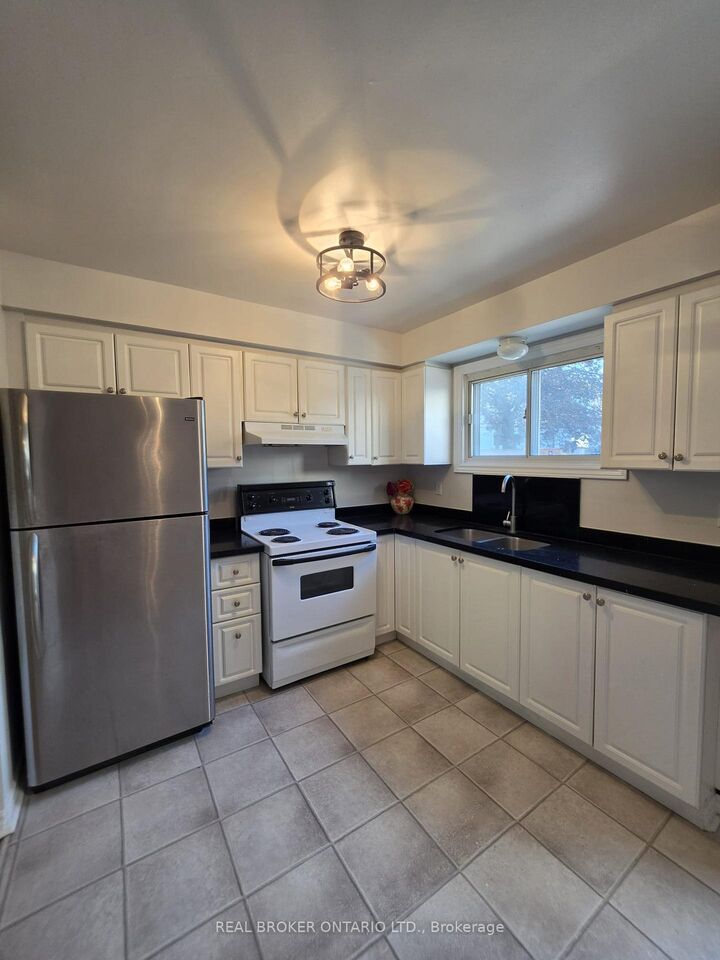 Property Photo:  275 Blake Street 12  ON L4M 1K7 