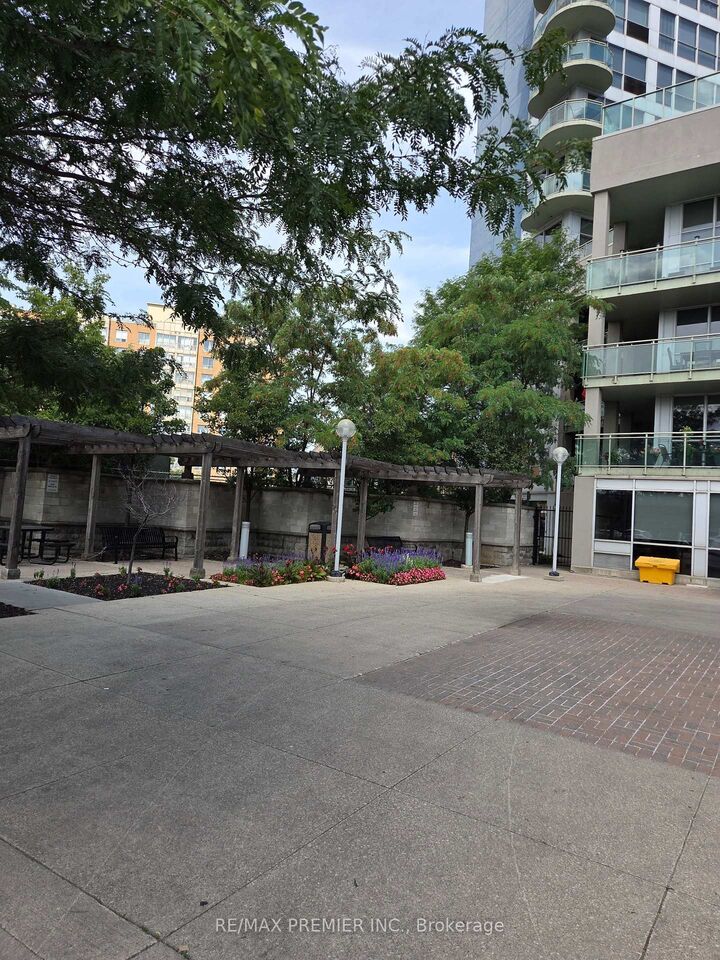 Property Photo:  1600 Keele Street 819  ON M6N 5J1 