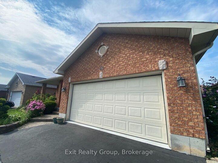 Property Photo:  60 Oak Ridge Boulevard  ON K8N 5W2 