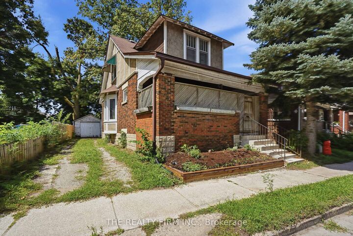 35 Wharncliffe Road S — photo 1