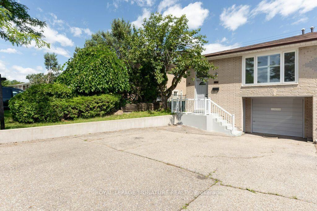 Property Photo: 676 Abana Road ON L5A 1H4