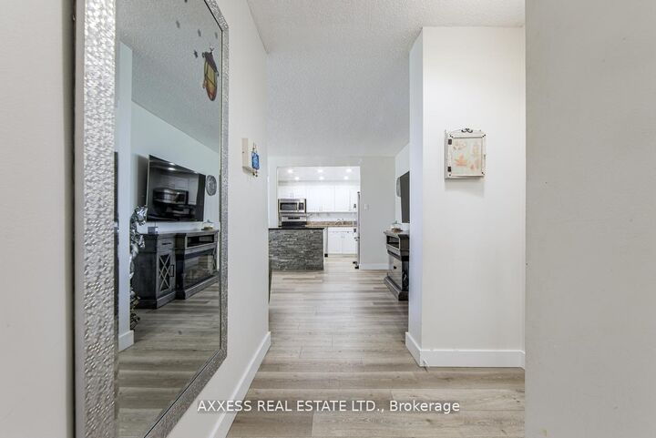Property Photo: 3590 Kaneff Crescent 609 ON L5A 3X3