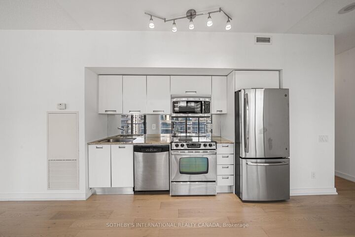 Property Photo:  33 Charles Street E 1611  ON M4Y 0A2 