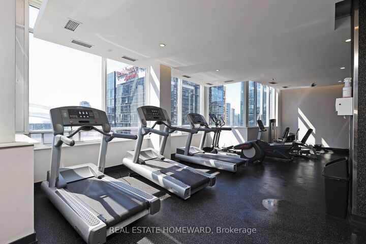 250 Wellington Street W Ph31 — photo 1