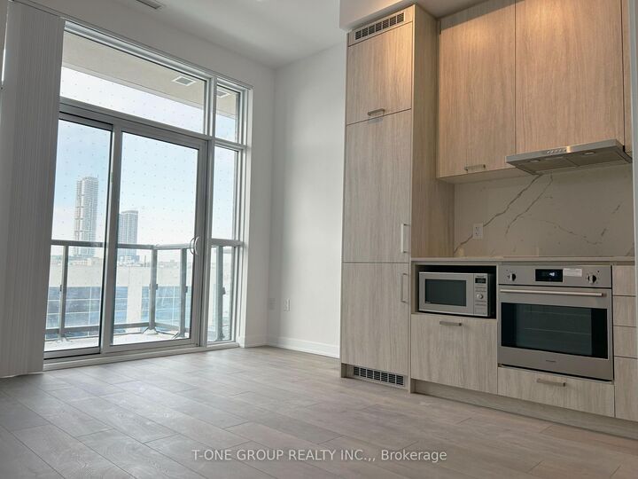 Property Photo:  38 Honeycrisp Crescent 312  ON L4K 0M8 