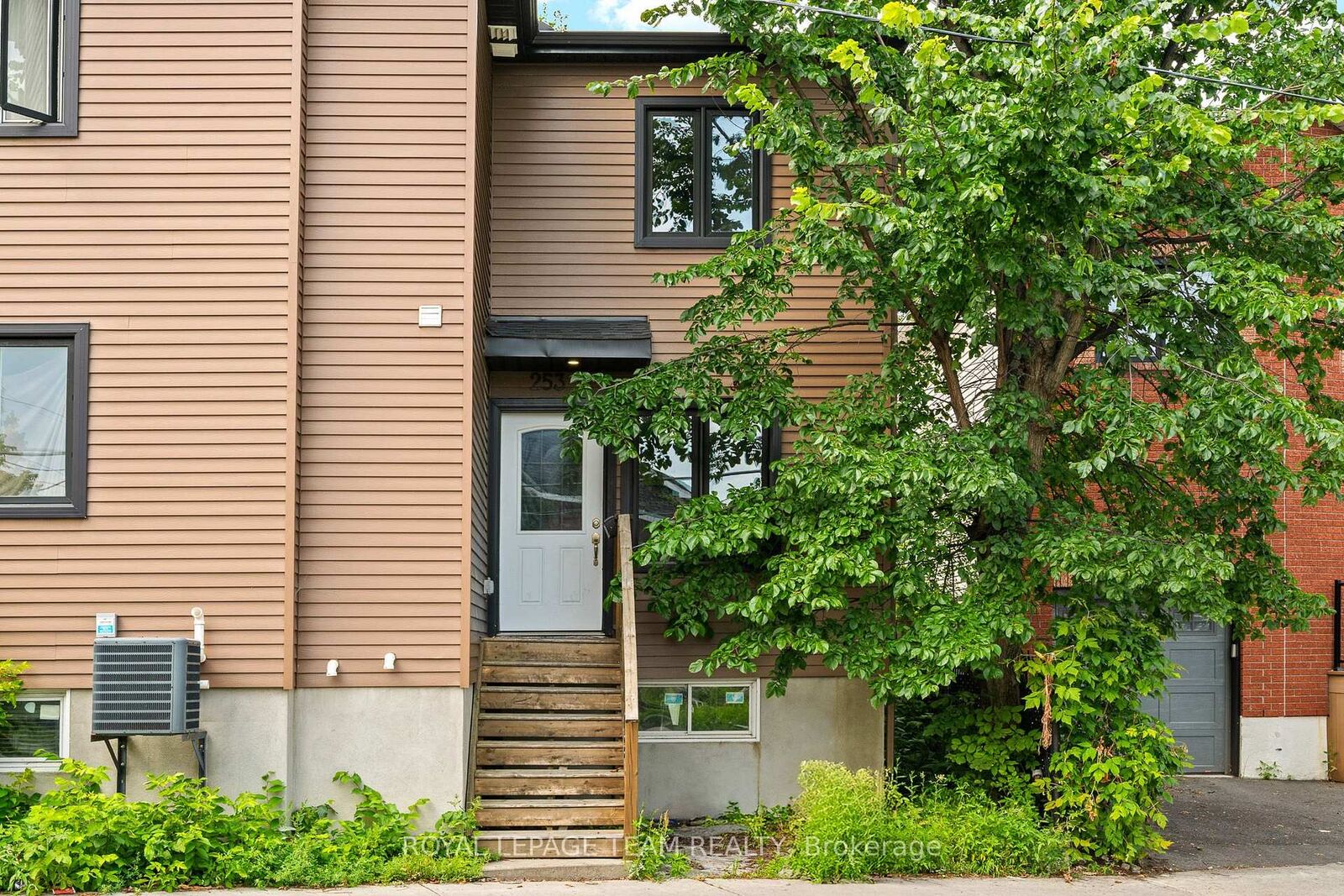 Property Photo:  253 Deschamps Avenue  ON K1L 5Z2 
