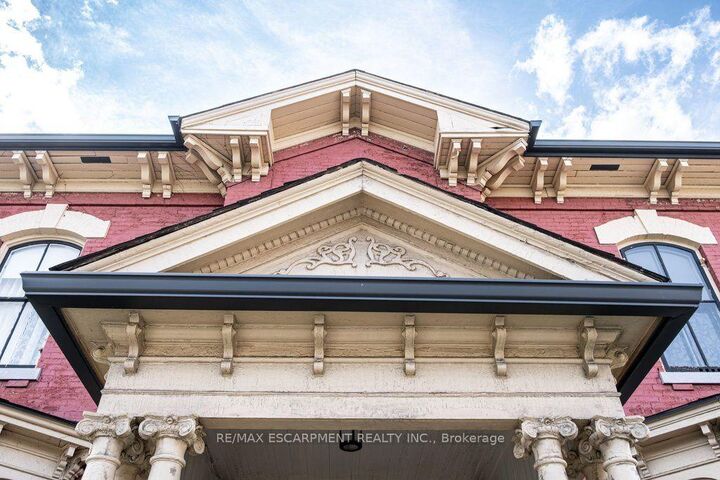 58 Wellington Street S — photo 1