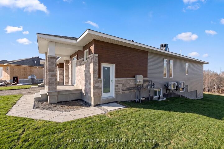 Property Photo:  1124 Moore Street 2  ON K6V 0H2 