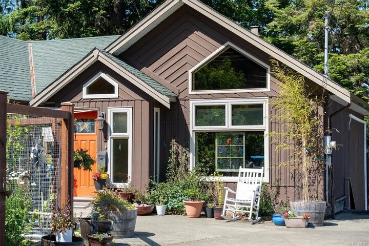 Property Photo: 1456 Hurford Ave BC V9N 6X3