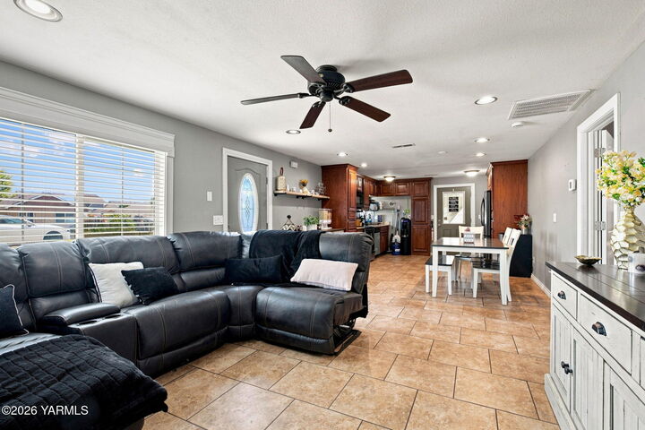 Property Photo:  412 E Seattle Ave  WA 98936 