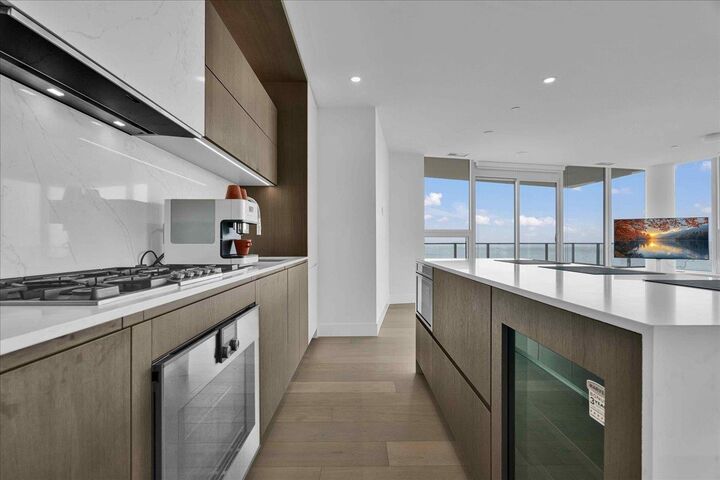 Property Photo: 1342 Johnston Road 905 BC V4B 3Z2