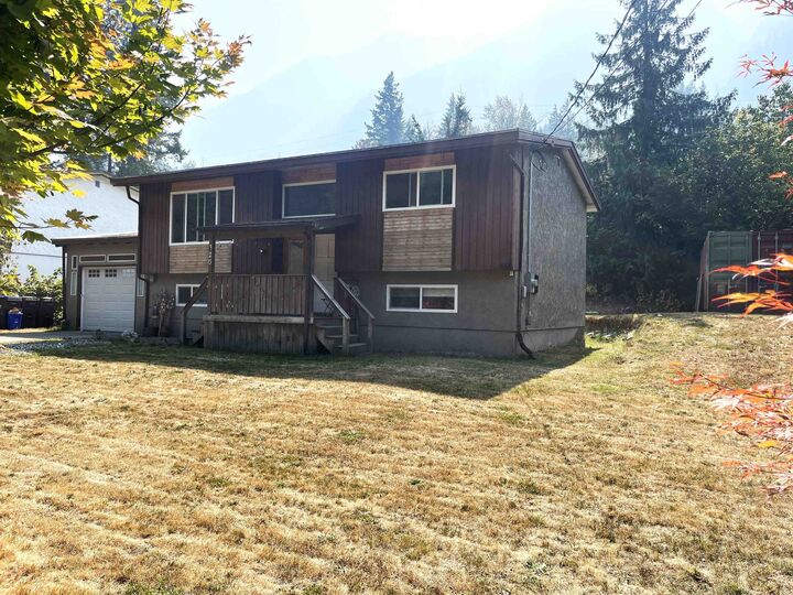 Property Photo: 320 Robertson Crescent BC V0X 1L4