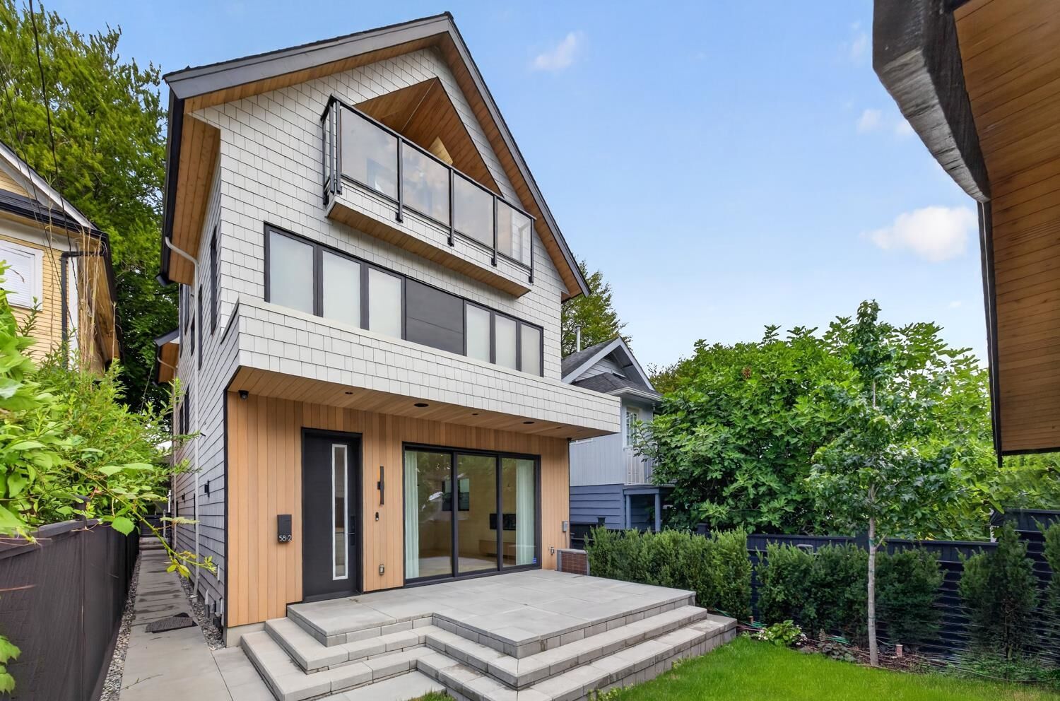 Property Photo: 58 E 40th Avenue 2 BC V5W 1L4