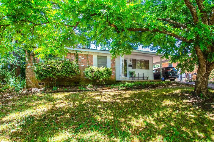 Property Photo: 206 Steven Dr AR 72205
