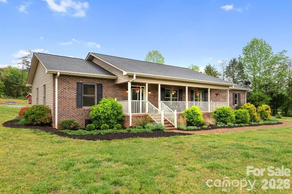 Property Photo: 1091 Bill Collins Road NC 28722