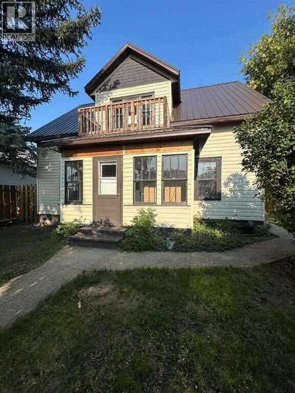 Property Photo:  123 3 Street East  AB T1R 0C9 