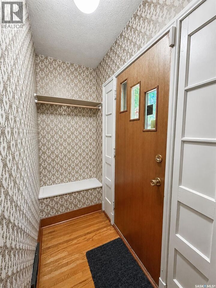 Property Photo:  537 10th Street E  SK S6V 0Z7 