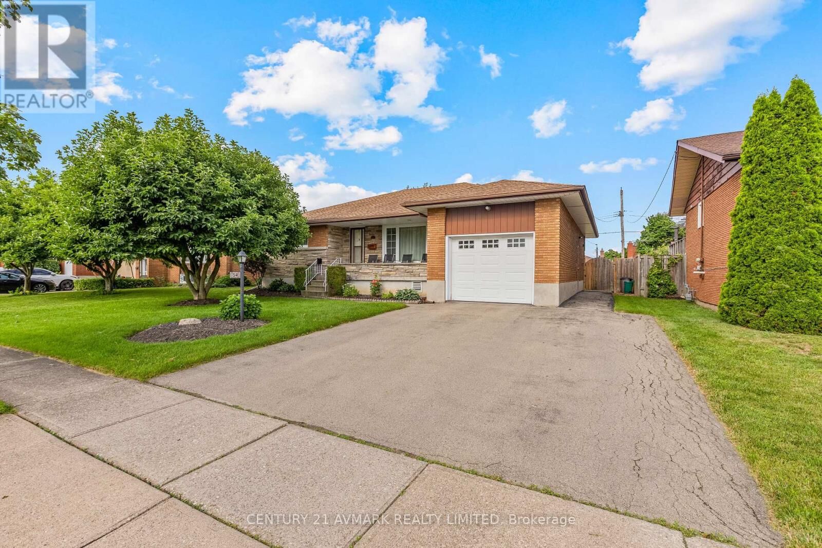 Photo de la propriété:  54 Classic Avenue  ON L3B 1P5 