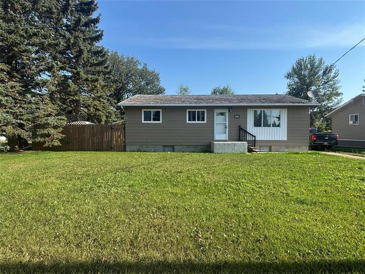 Property Photo: 302 Fletcher Street East MB R0K 1G0